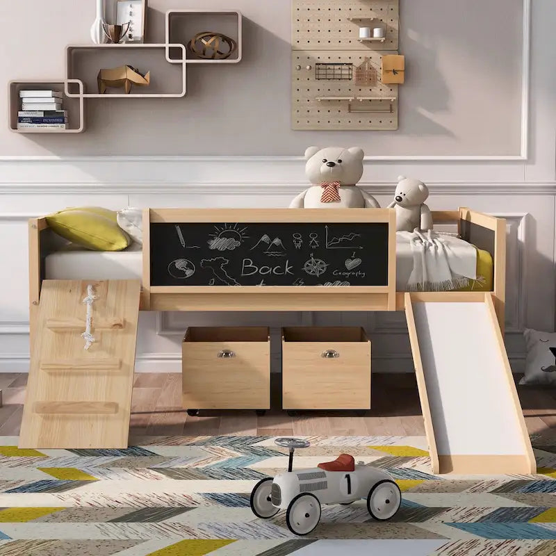 Hoogslaper in Twin-formaat met drie schoolborden, twee opbergboxen en glijbaan, perfect voor speeltijd in de kinderkamer