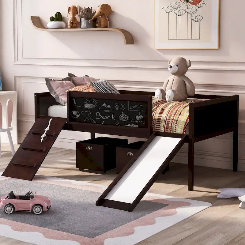 Cama alta tamaño Twin con tres pizarras, dos cajas de almacenamiento y tobogán, perfecta para jugar en el dormitorio infantil